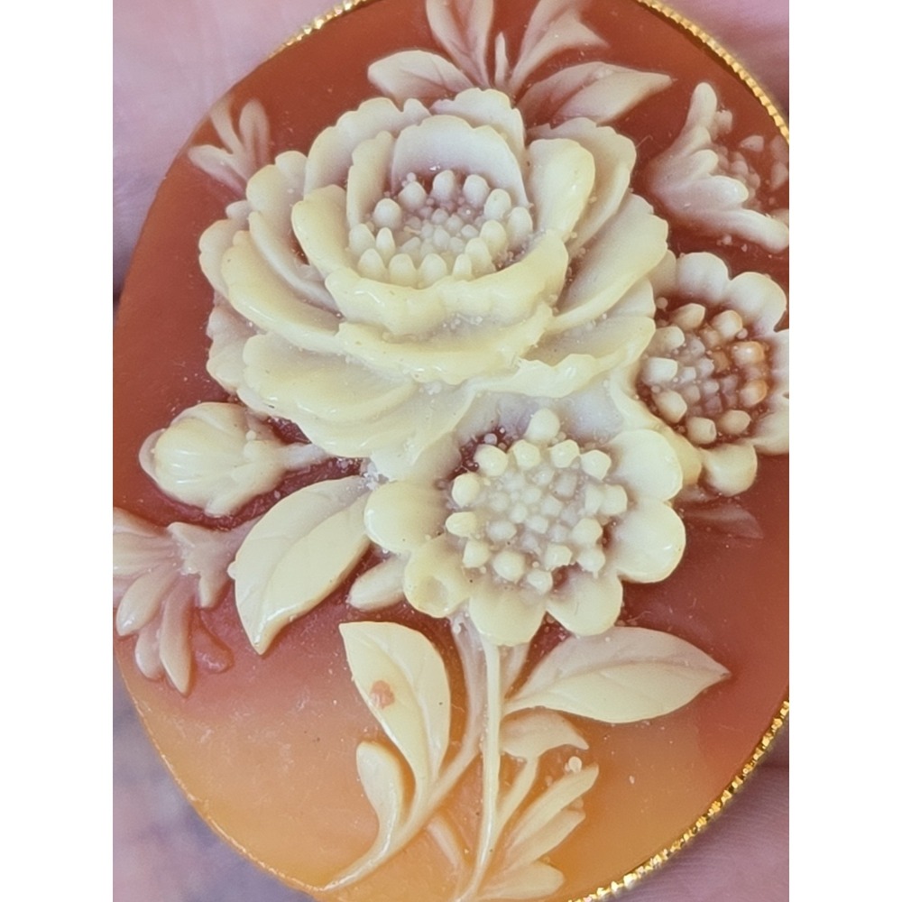 Vintage Cameo Style Floral Brooch Pin Beautiful Estate Piece Oval Gold-Tone Base - Picture 5 of 7
